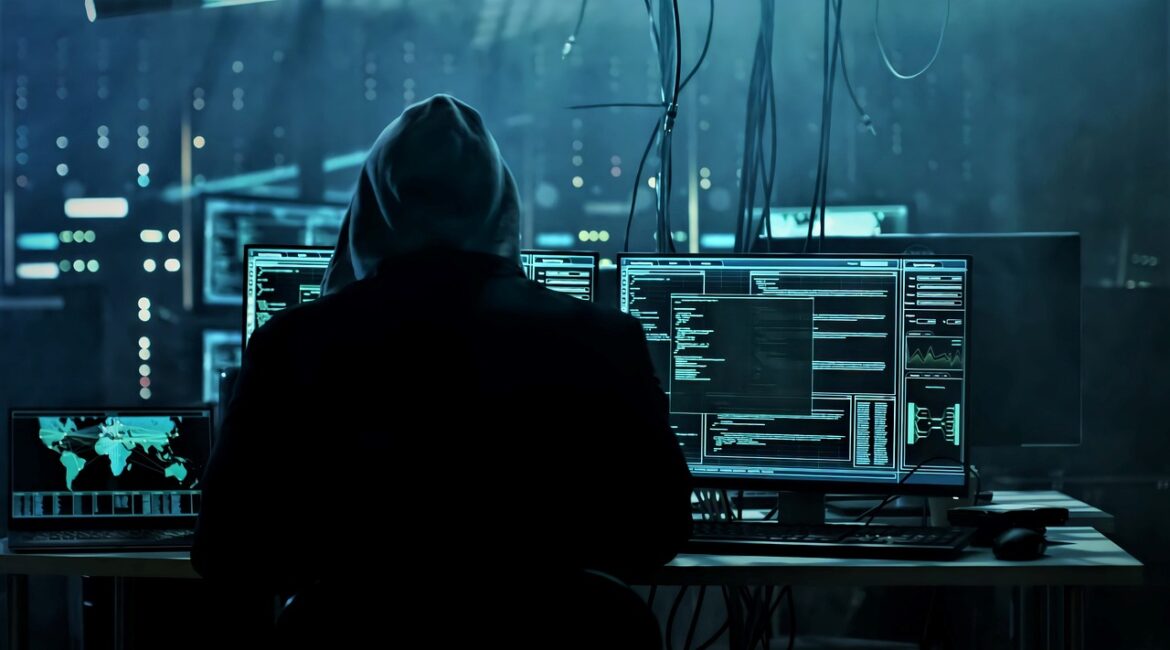 haker kradnący dane