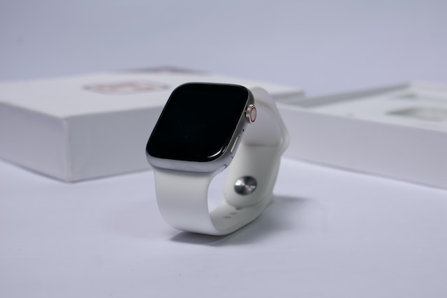 biały smartwatch